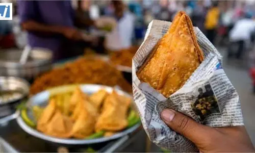 FSSAI ने अखबार में खाना परोसने पर देशभर में रोक लगाई, कितना खतरनाक जानकर उड़ जाएंगे होश
