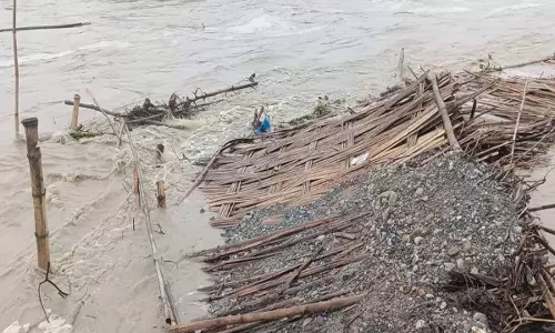 Assam : चिरांग में बाढ़ से बांस का पुल बहा, लोगों को नाव का सहारा Assam : चिरांग में बाढ़ से बांस का पुल बहा, लोगों को नाव का सहारा