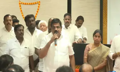 तमिलनाडु: AIADMK के 300 से ज़्यादा सदस्य TVK में शामिल हुए, सत्ताधारी पार्टी को समर्थन दिया तमिलनाडु: AIADMK के 300 से ज़्यादा सदस्य TVK में शामिल हुए, सत्ताधारी पार्टी को समर्थन दिया