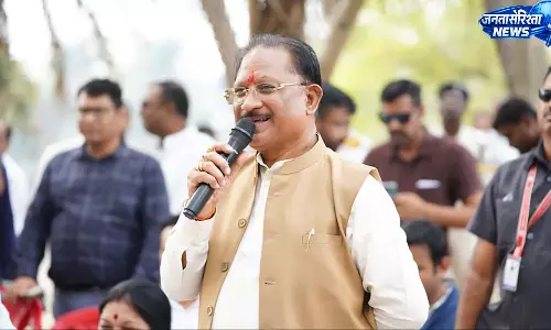 बरगद की छांव में सजी CM साय की चौपाल, ग्रामीणों से किया सीधा संवाद बरगद की छांव में सजी CM साय की चौपाल, ग्रामीणों से किया सीधा संवाद