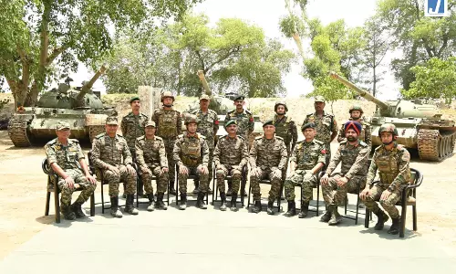 वज्र कोर के GOC ने अग्रिम क्षेत्रों का दौरा किया, ऑपरेशनल तैयारियों की समीक्षा की वज्र कोर के GOC ने अग्रिम क्षेत्रों का दौरा किया, ऑपरेशनल तैयारियों की समीक्षा की