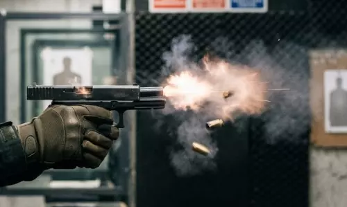 FIRING: दिनदहाड़े बेटी के सामने मां पर फायरिंग, पुरानी रंजिश से जुड़ा है मामला
