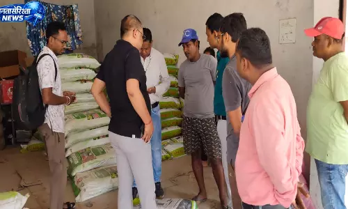 किसान बनकर पहुंचे कृषि अधिकारी, खाद की कालाबाजारी का किया खुलासा किसान बनकर पहुंचे कृषि अधिकारी, खाद की कालाबाजारी का किया खुलासा