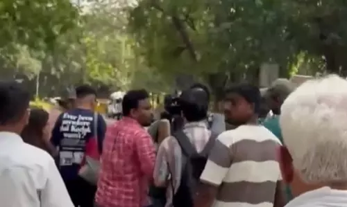 जंतर-मंतर पर सवालों से घिरे कॉकरोच जनता पार्टी के प्रवक्ता, बीच में छोड़कर गए कार्यक्रम जंतर-मंतर पर सवालों से घिरे कॉकरोच जनता पार्टी के प्रवक्ता, बीच में छोड़कर गए कार्यक्रम
