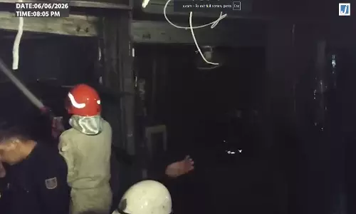 FIRE: गांधी नगर में दुकान में आग, लाल बत्ती चौक पर मची अफरा-तफरी FIRE: गांधी नगर में दुकान में आग, लाल बत्ती चौक पर मची अफरा-तफरी