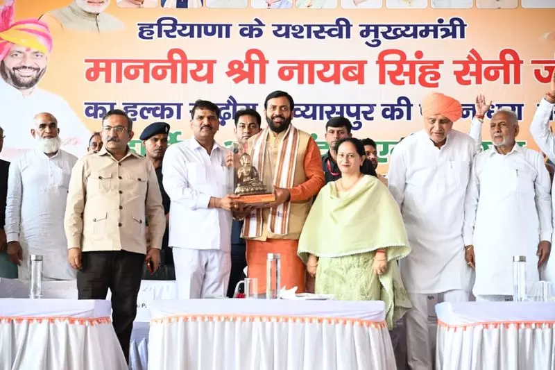 कांग्रेस MLA रेणु बाला के पति हरियाणा CM की मौजूदगी में BJP में शामिल हुए कांग्रेस MLA रेणु बाला के पति हरियाणा CM की मौजूदगी में BJP में शामिल हुए