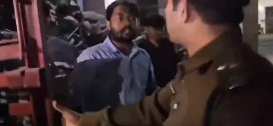 खान सर की गिरफ्तारी में बाधा बन रहे स्टूडेंट्स खान सर की गिरफ्तारी में बाधा बन रहे स्टूडेंट्स