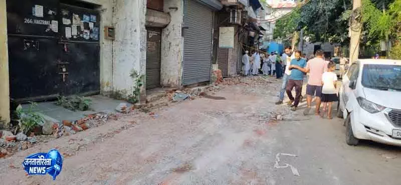 Delhi जानलेवा आग के 2 दिन बाद भी हौज़ रानी की खाली सड़कों पर डर का माहौल Delhi जानलेवा आग के 2 दिन बाद भी हौज़ रानी की खाली सड़कों पर डर का माहौल