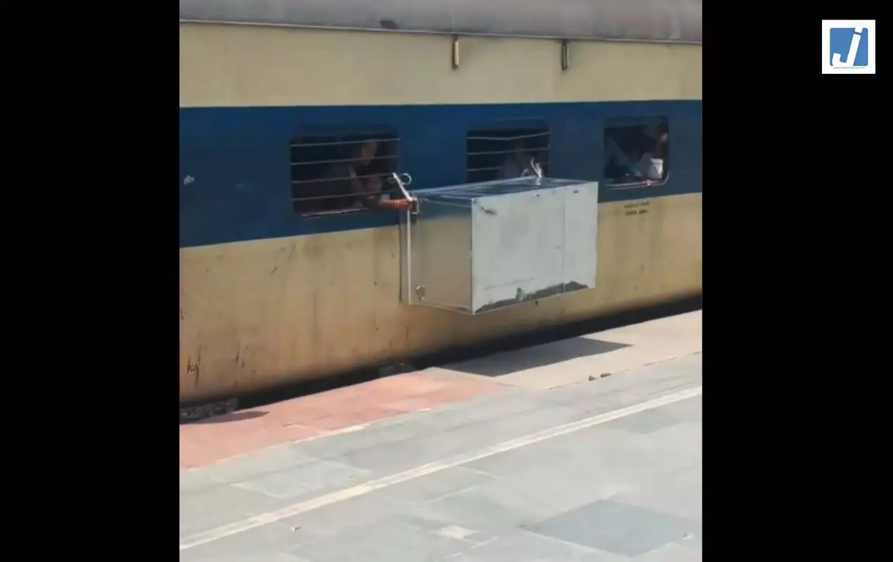 अजीबोगरीब नजारा! ट्रेन में बक्सा ले जाने का तरीका, रेलवे पर भड़के लोग