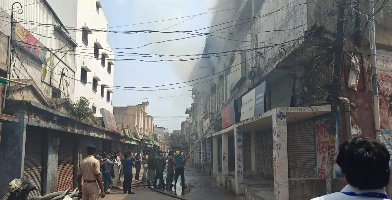बॉम्बे मार्केट स्थित सेंट्रल बैंक में लगी आग बॉम्बे मार्केट स्थित सेंट्रल बैंक में लगी आग