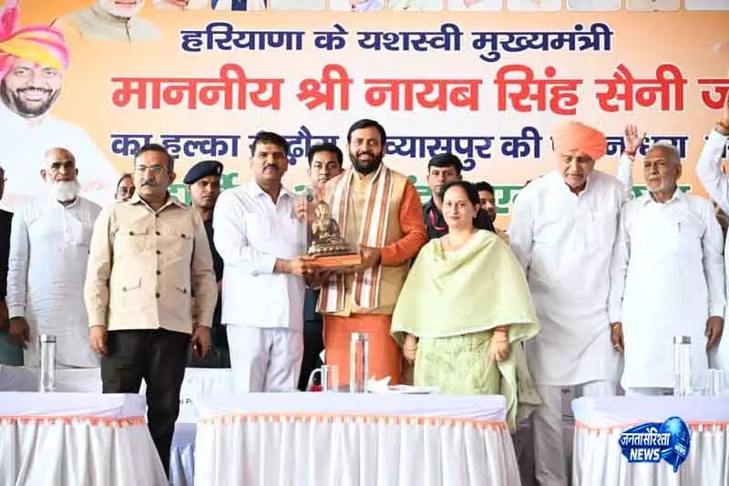 कांग्रेस MLA रेणु बाला के पति Haryana CM की मौजूदगी में BJP में शामिल हुए कांग्रेस MLA रेणु बाला के पति Haryana CM की मौजूदगी में BJP में शामिल हुए