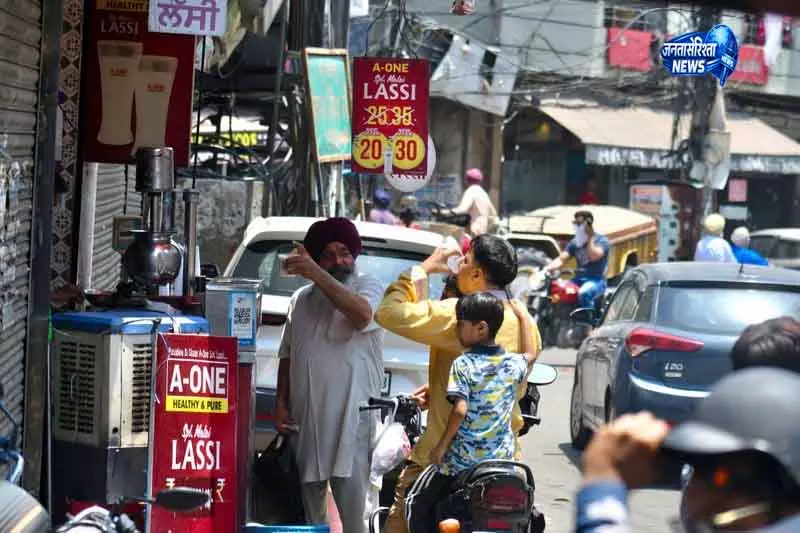 Ludhiana का लस्सी चौक: परंपरा का एक झागदार कोना Ludhiana का लस्सी चौक: परंपरा का एक झागदार कोना