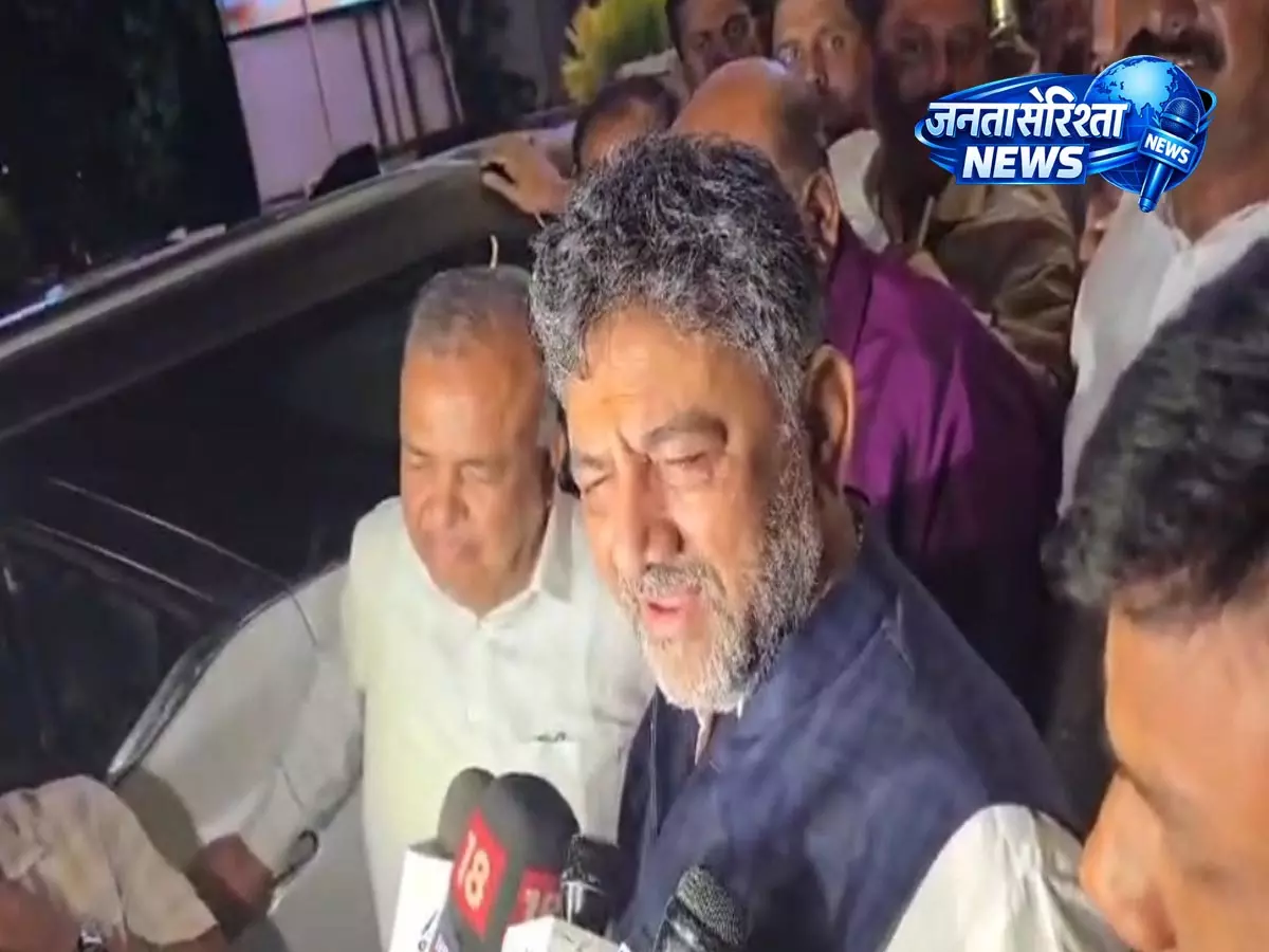 Karnataka के CM ने मंत्री के साथ देर रात की बातचीत Karnataka के CM ने मंत्री के साथ देर रात की बातचीत