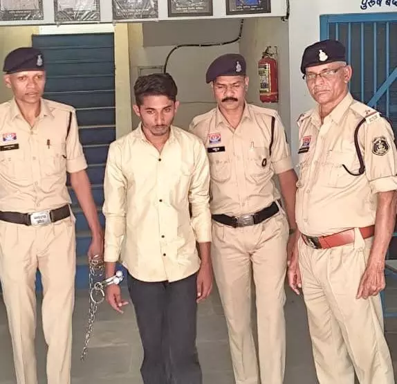 प्यार और विवाह का झांसा देकर शारीरिक शोषण, युवक गिरफ्तार प्यार और विवाह का झांसा देकर शारीरिक शोषण, युवक गिरफ्तार