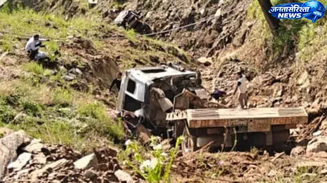Himachal : मंडी में ट्राला खाई में गिरा, चालक की मौत Himachal : मंडी में ट्राला खाई में गिरा, चालक की मौत
