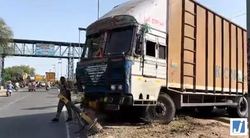 वन विभाग की चौकी से अनियंत्रित ट्रक टकराया, एक जवान घायल, 11 ने भागकर बचाई जान वन विभाग की चौकी से अनियंत्रित ट्रक टकराया, एक जवान घायल, 11 ने भागकर बचाई जान