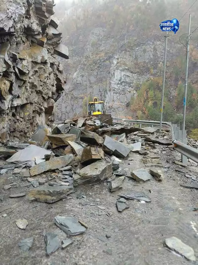 Himachal: चंबा-भरमौर रोड पर 17 घंटे बाद ट्रैफिक बहाल Himachal: चंबा-भरमौर रोड पर 17 घंटे बाद ट्रैफिक बहाल