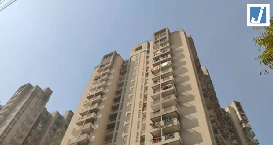मां पर चाकू से हमला करने के बाद युवक ने 5वीं मंजिल से लगाई छलांग, मौत मां पर चाकू से हमला करने के बाद युवक ने 5वीं मंजिल से लगाई छलांग, मौत
