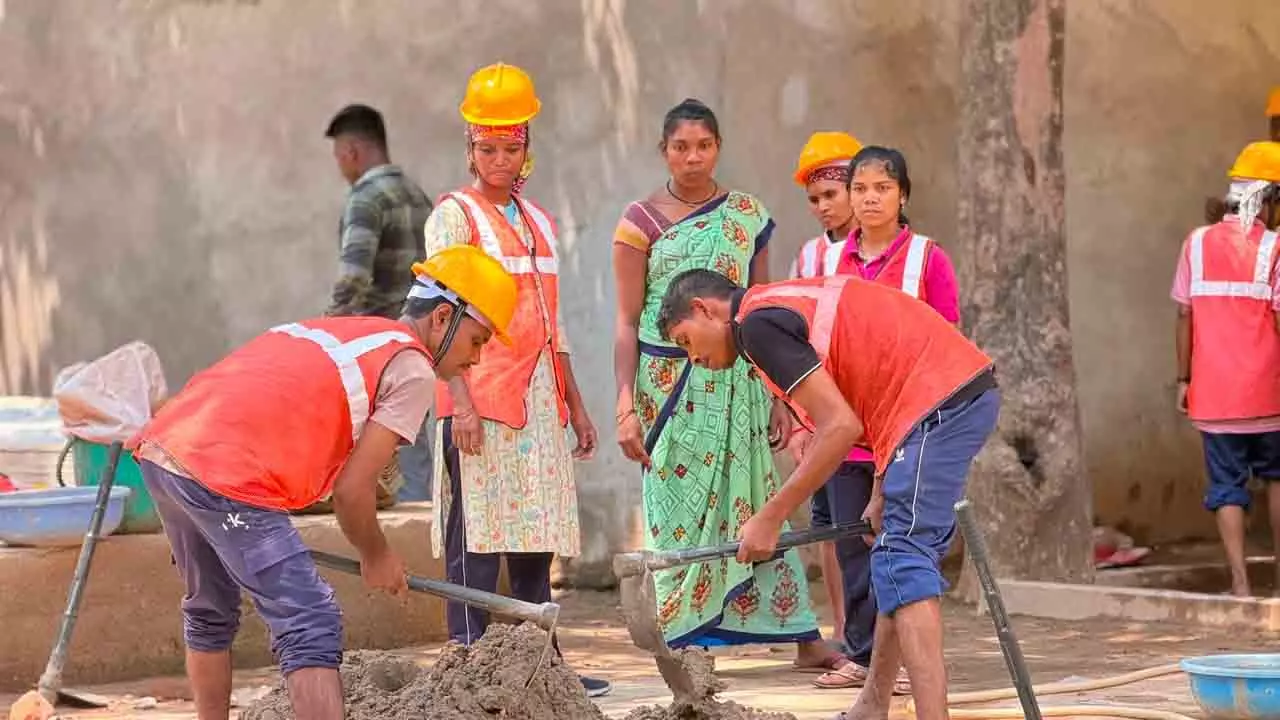 जब बंदूक छूटी तो हाथों में आया सुनहरा भविष्य, सुकमा में आत्मसमर्पित युवाओं की जिंदगी लिख रही विकास की नई कहानी जब बंदूक छूटी तो हाथों में आया सुनहरा भविष्य, सुकमा में आत्मसमर्पित युवाओं की जिंदगी लिख रही विकास की नई कहानी