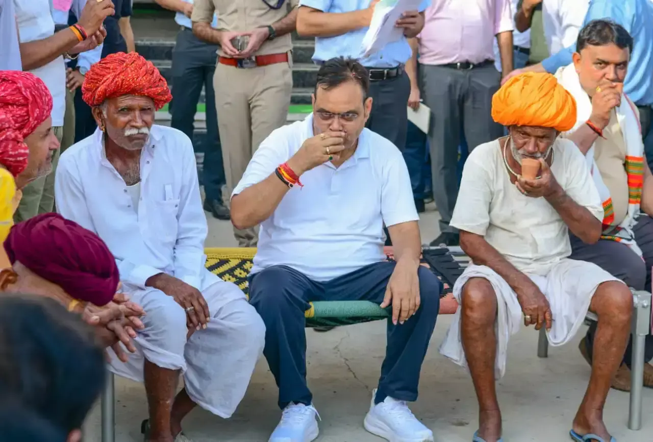 Bhilwara: मुख्यमंत्री भजनलाल शर्मा को 107 वर्षीय बुजुर्ग ने दिया आशीर्वाद, बच्चों के साथ मनाया खास पल Bhilwara: मुख्यमंत्री भजनलाल शर्मा को 107 वर्षीय बुजुर्ग ने दिया आशीर्वाद, बच्चों के साथ मनाया खास पल