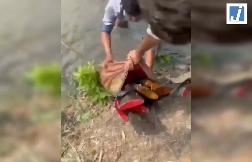 पानी में छिपाए गए हथियारों का जखीरा बरामद, सामने आया VIDEO पानी में छिपाए गए हथियारों का जखीरा बरामद, सामने आया VIDEO