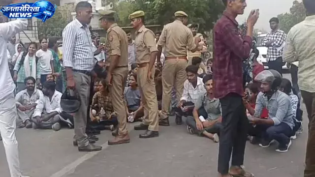 नर्सिंग परीक्षा में नकल विवाद: छात्रों ने परीक्षा बहिष्कार कर सड़क पर किया प्रदर्शन