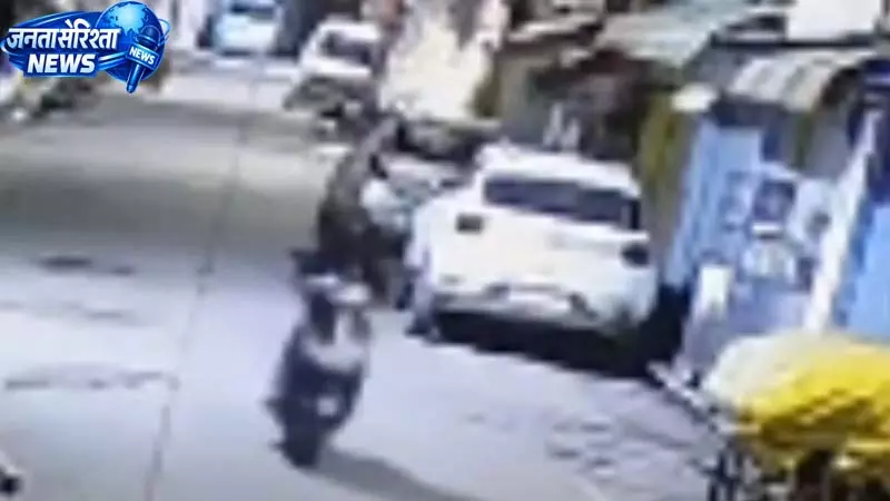 डॉक्टर की स्कूटी ले गए चोर, घर के बाहर की थी पार्क डॉक्टर की स्कूटी ले गए चोर, घर के बाहर की थी पार्क