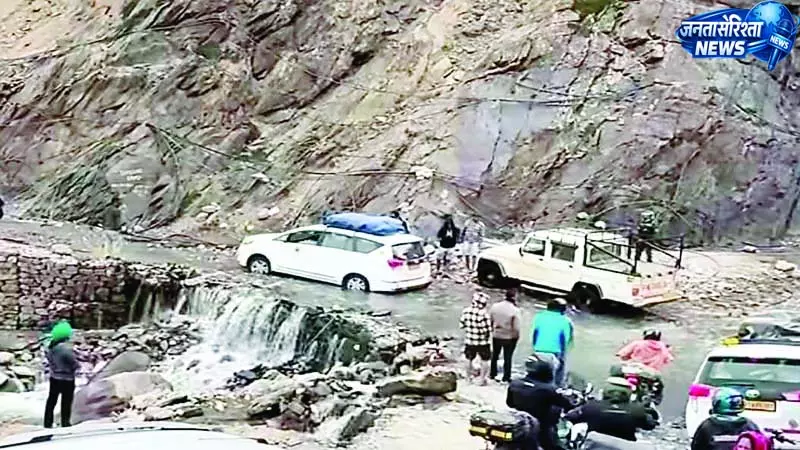 उफनते नाले और खराब सडक़ के बीच सामान्य वाहनों के फंसने का डर उफनते नाले और खराब सडक़ के बीच सामान्य वाहनों के फंसने का डर