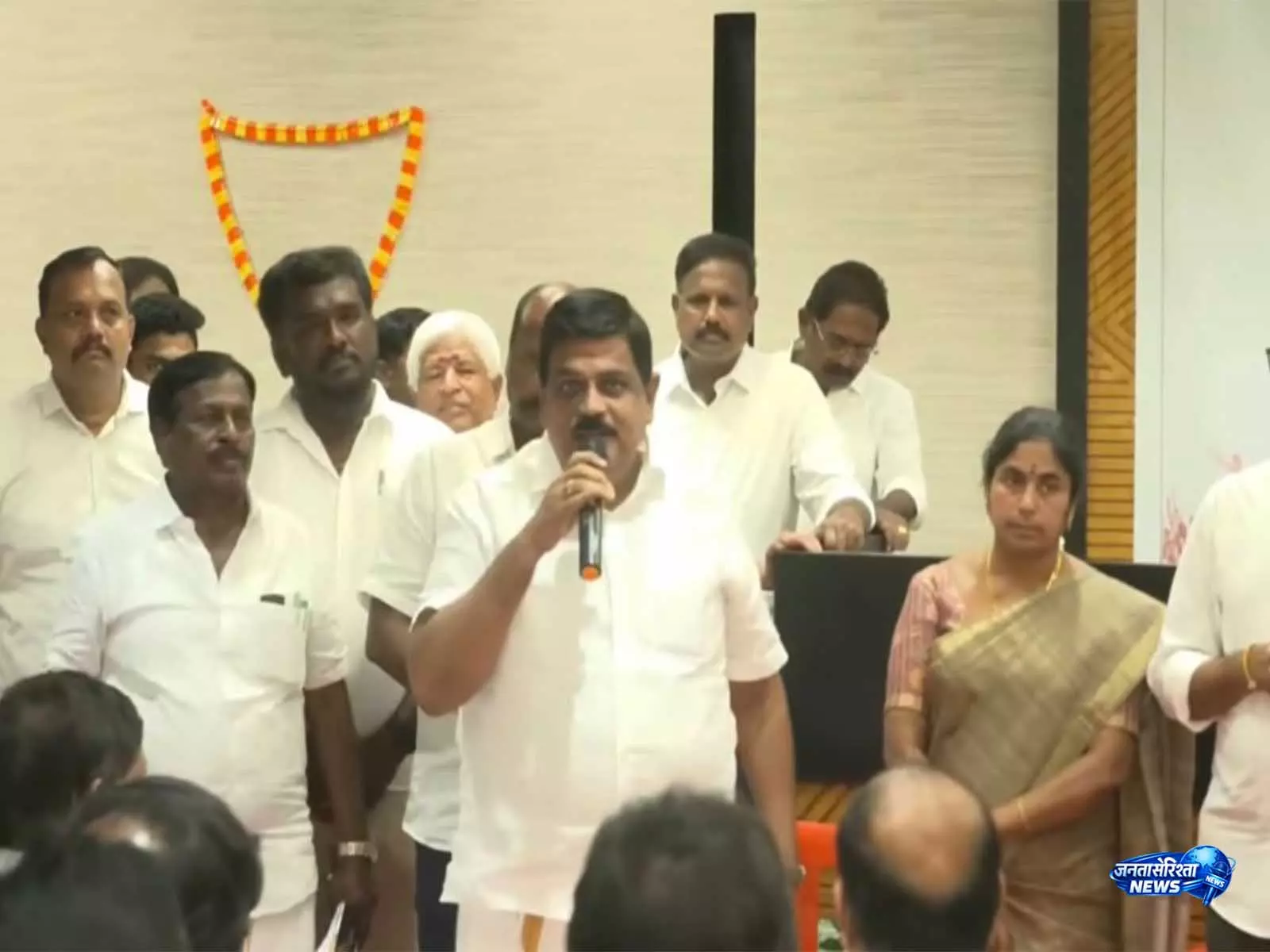 तमिलनाडु: AIADMK के 300 से ज़्यादा सदस्य TVK में शामिल हुए, सत्ताधारी पार्टी को समर्थन दिया तमिलनाडु: AIADMK के 300 से ज़्यादा सदस्य TVK में शामिल हुए, सत्ताधारी पार्टी को समर्थन दिया