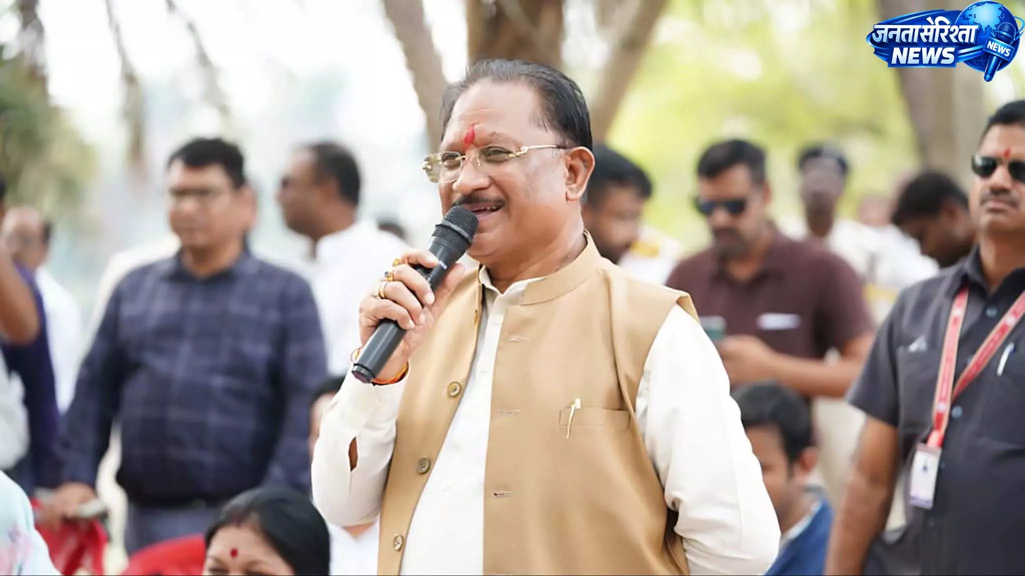 बरगद की छांव में सजी CM साय की चौपाल, ग्रामीणों से किया सीधा संवाद बरगद की छांव में सजी CM साय की चौपाल, ग्रामीणों से किया सीधा संवाद