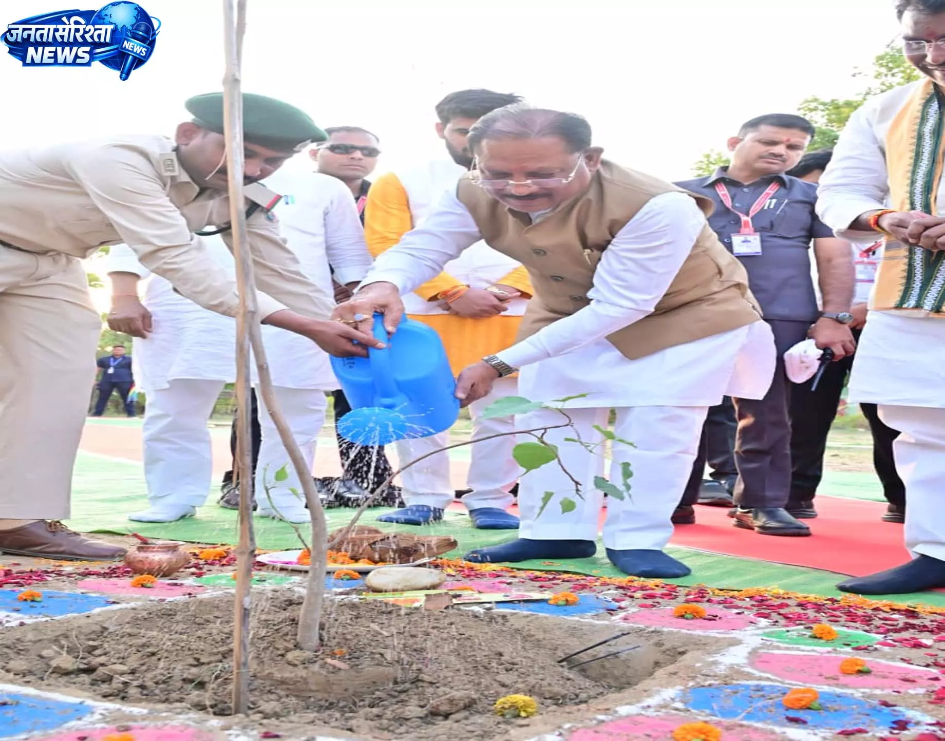 CM साय ने ‘एक पेड़ मां के नाम’ अभियान के तहत किया पीपल का पौधारोपण CM साय ने ‘एक पेड़ मां के नाम’ अभियान के तहत किया पीपल का पौधारोपण