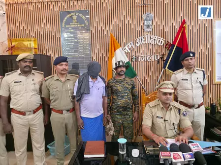 घर पर अवैध हथियारों का जखीरा, राइफल, कट्टा और बंदूक जब्त, एक आरोपी गिरफ्तार घर पर अवैध हथियारों का जखीरा, राइफल, कट्टा और बंदूक जब्त, एक आरोपी गिरफ्तार