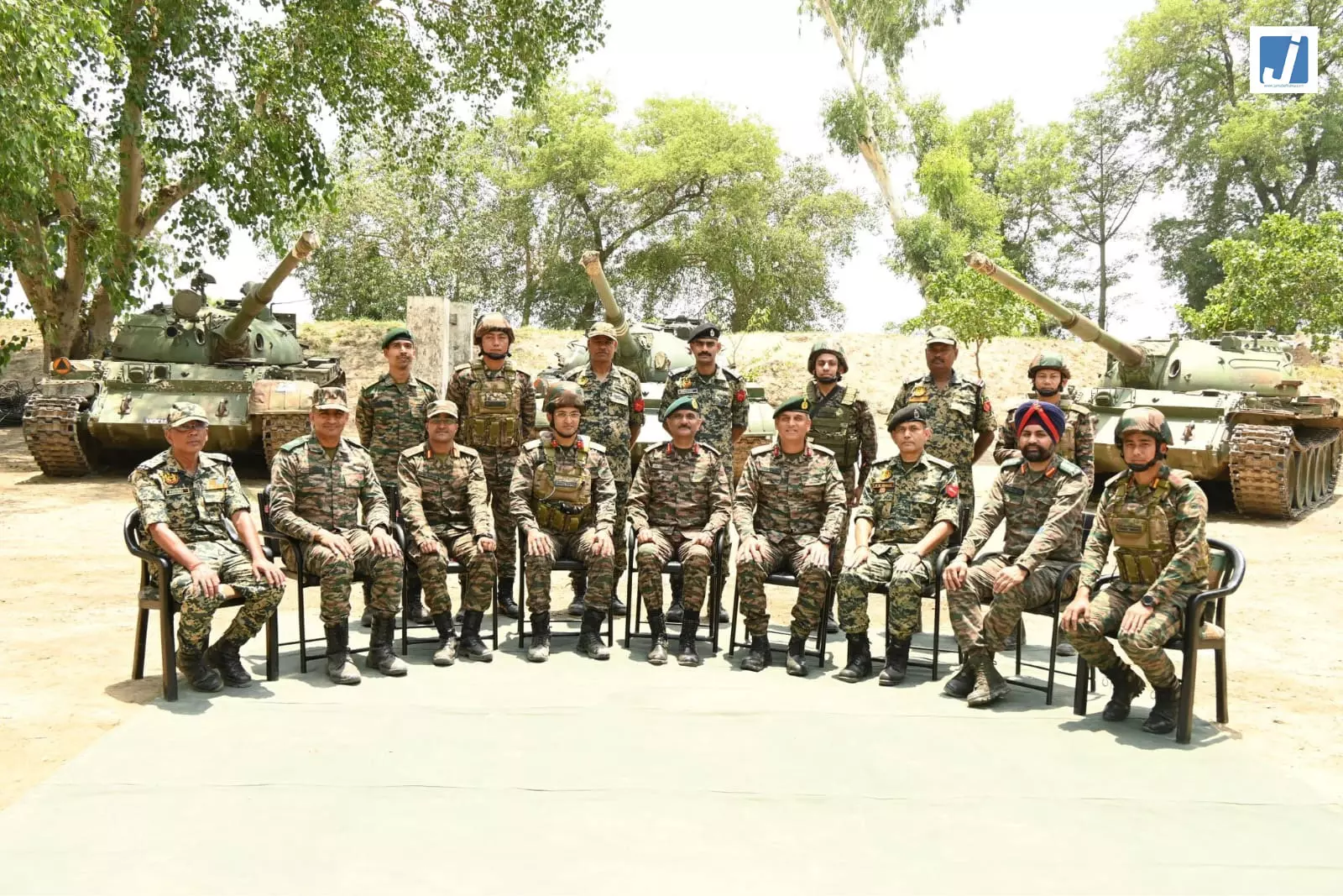 वज्र कोर के GOC ने अग्रिम क्षेत्रों का दौरा किया, ऑपरेशनल तैयारियों की समीक्षा की वज्र कोर के GOC ने अग्रिम क्षेत्रों का दौरा किया, ऑपरेशनल तैयारियों की समीक्षा की