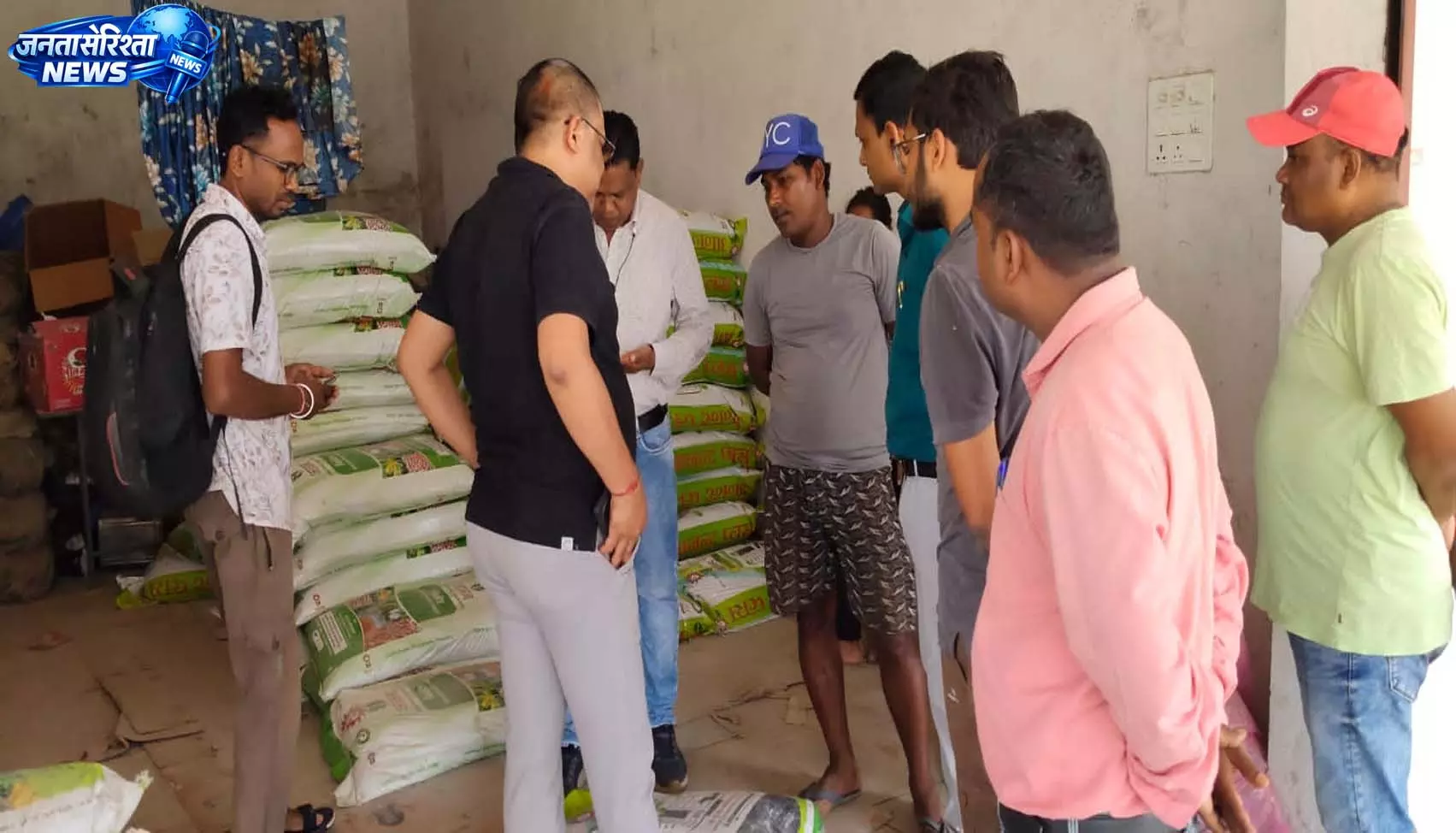 किसान बनकर पहुंचे कृषि अधिकारी, खाद की कालाबाजारी का किया खुलासा किसान बनकर पहुंचे कृषि अधिकारी, खाद की कालाबाजारी का किया खुलासा