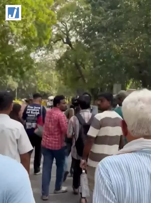 जंतर-मंतर पर सवालों से घिरे कॉकरोच जनता पार्टी के प्रवक्ता, बीच में छोड़कर गए कार्यक्रम जंतर-मंतर पर सवालों से घिरे कॉकरोच जनता पार्टी के प्रवक्ता, बीच में छोड़कर गए कार्यक्रम