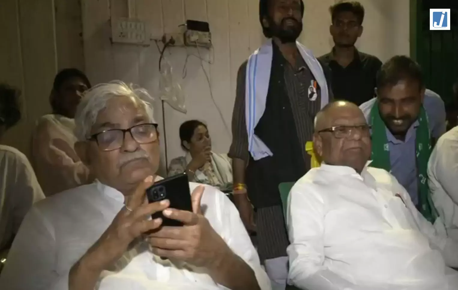 राबड़ी देवी, लालू-तेजस्वी की सुरक्षा हटाने के विरोध में RJD का धरना, सरकार पर साधा निशाना राबड़ी देवी, लालू-तेजस्वी की सुरक्षा हटाने के विरोध में RJD का धरना, सरकार पर साधा निशाना