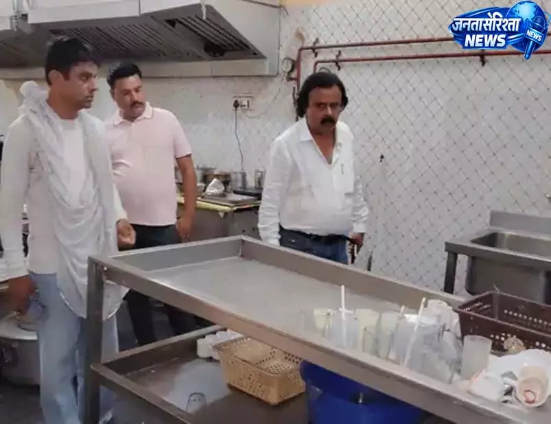 नगर निगम ने इंडियन कॉफी हाउस समेत 4 प्रतिष्ठानों पर लगाया 9,500 रुपये का जुर्माना