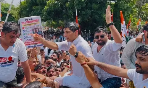 कांग्रेस नेताओं ने NEET पेपर लीक विवाद के खिलाफ प्रदर्शन किया कांग्रेस नेताओं ने NEET पेपर लीक विवाद के खिलाफ प्रदर्शन किया