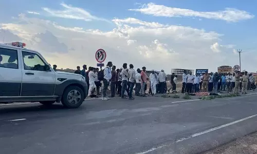एक ही परिवार के बेटे और 2 बेटियों की मौत, आयशर वाहन ने मारी ठोकर एक ही परिवार के बेटे और 2 बेटियों की मौत, आयशर वाहन ने मारी ठोकर