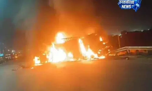 Gurugram खड़े ट्रक में आग लगी, ड्राइवर ज़िंदा जला Gurugram खड़े ट्रक में आग लगी, ड्राइवर ज़िंदा जला