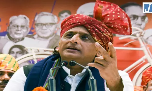 घरेलू LPG सिलेंडर की कीमत बढ़ने पर हमलावर हुआ विपक्ष घरेलू LPG सिलेंडर की कीमत बढ़ने पर हमलावर हुआ विपक्ष