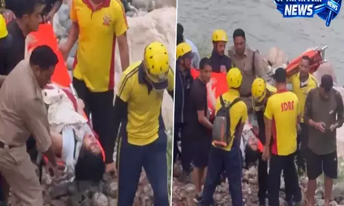 Rudraprayag के तिलवाड़ा में 60 मीटर गहरी खाई में गिरी एसयूवी, 5 लोगों का रेस्क्यू Rudraprayag के तिलवाड़ा में 60 मीटर गहरी खाई में गिरी एसयूवी, 5 लोगों का रेस्क्यू