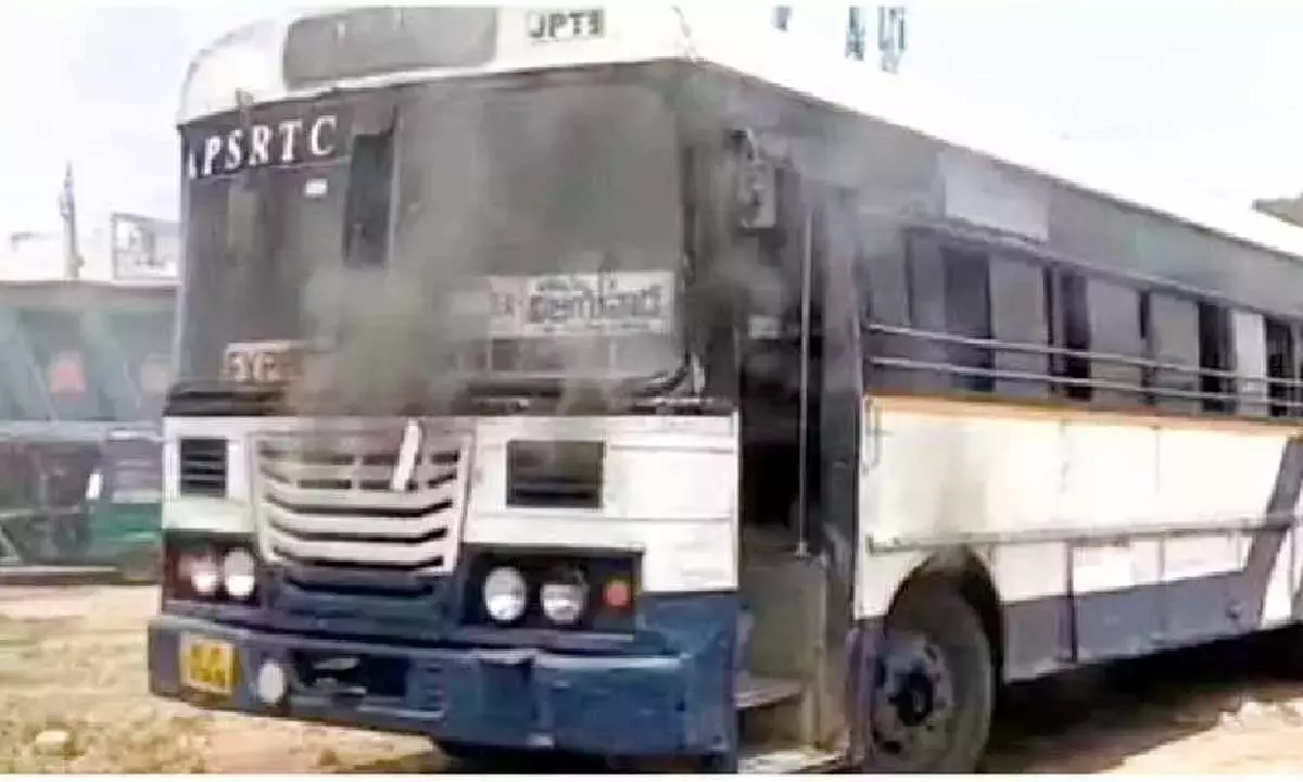 आरटीसी बस में आग लगने से अफरा-तफरी आरटीसी बस में आग लगने से अफरा-तफरी