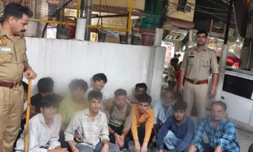 ग्रेटर नोएडा: सार्वजनिक स्थानों पर शराब पीने वालों के खिलाफ पुलिस का बड़ा अभियान, 366 लोगों पर कार्रवाई