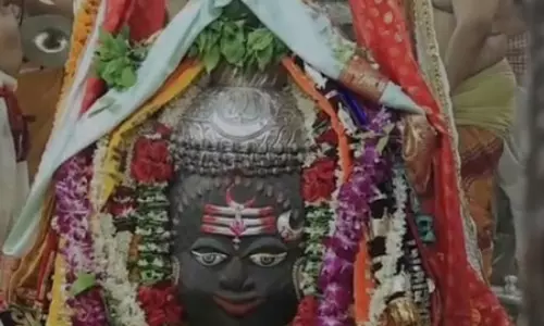 जय महाकाल: त्रिपुंड, चन्द्रमा और त्रिनेत्र से सजे बाबा, आस्था का जनसैलाब जय महाकाल: त्रिपुंड, चन्द्रमा और त्रिनेत्र से सजे बाबा, आस्था का जनसैलाब