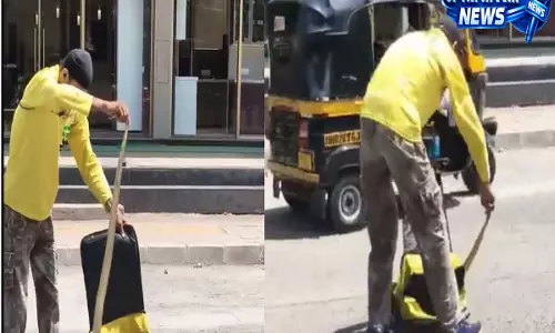 मुंबई की व्यस्त सड़क पर बैग में सांप डालते दिखा डिलीवरी बॉय, इंटरनेट पर मचा हंगामा मुंबई की व्यस्त सड़क पर बैग में सांप डालते दिखा डिलीवरी बॉय, इंटरनेट पर मचा हंगामा