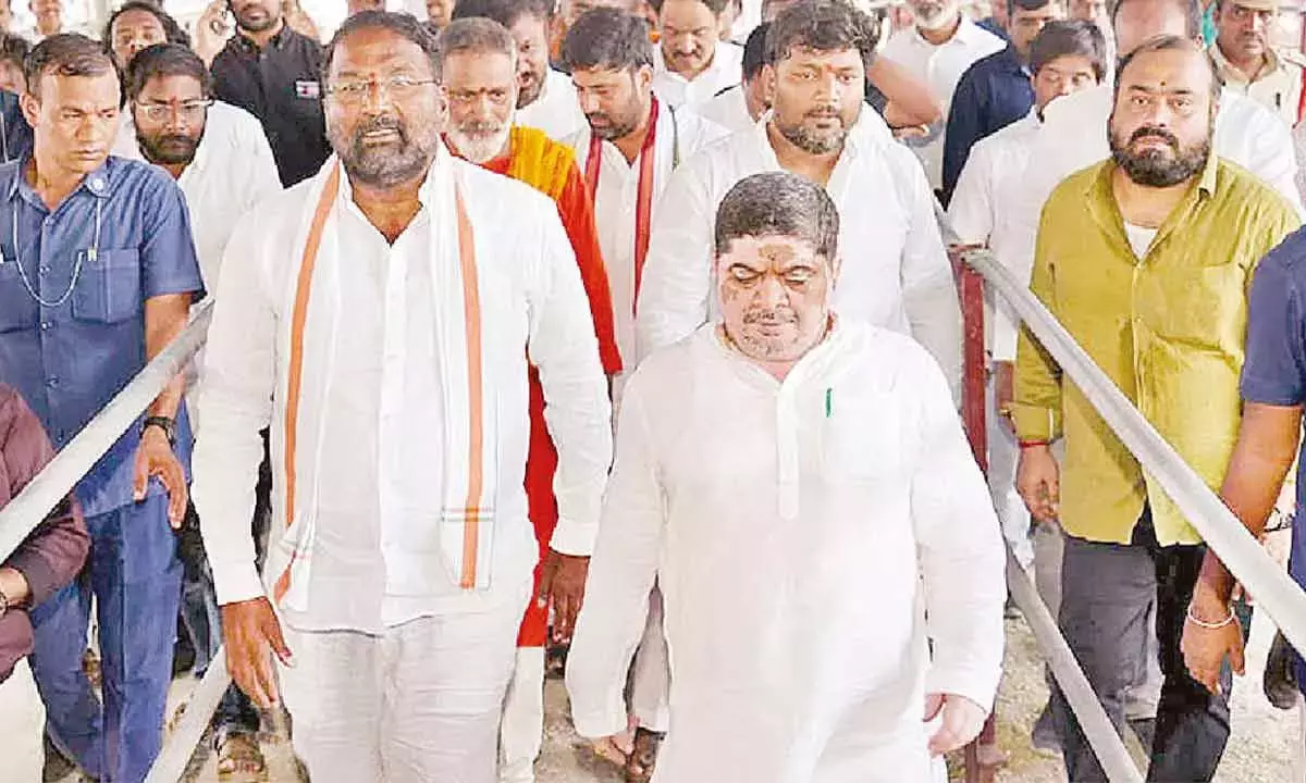 Telangana: मंत्रियों ने मछली प्रसादम वितरण की व्यवस्था की समीक्षा की Telangana: मंत्रियों ने मछली प्रसादम वितरण की व्यवस्था की समीक्षा की