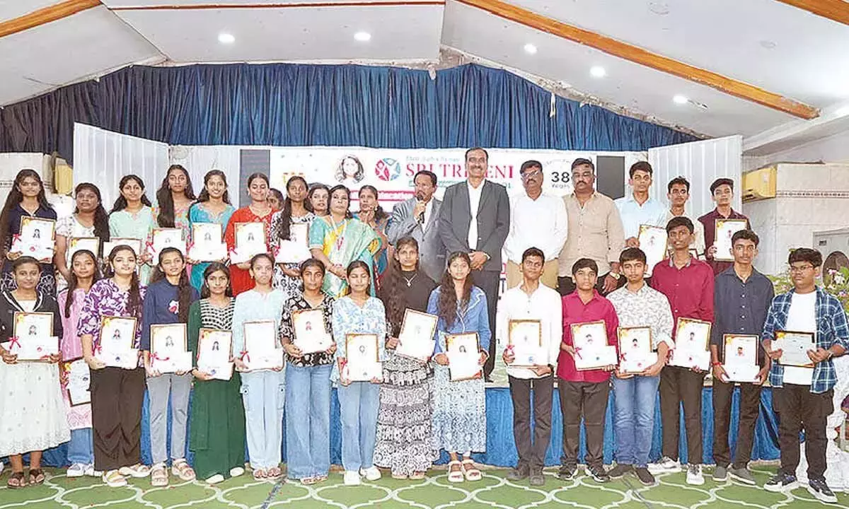 Telangana: श्री त्रिवेणी ने SSC टॉपर्स को कैश अवॉर्ड से सम्मानित किया Telangana: श्री त्रिवेणी ने SSC टॉपर्स को कैश अवॉर्ड से सम्मानित किया