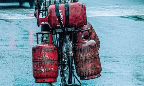 LPG पर संकट का असर, लागत 1600 पार LPG पर संकट का असर, लागत 1600 पार
