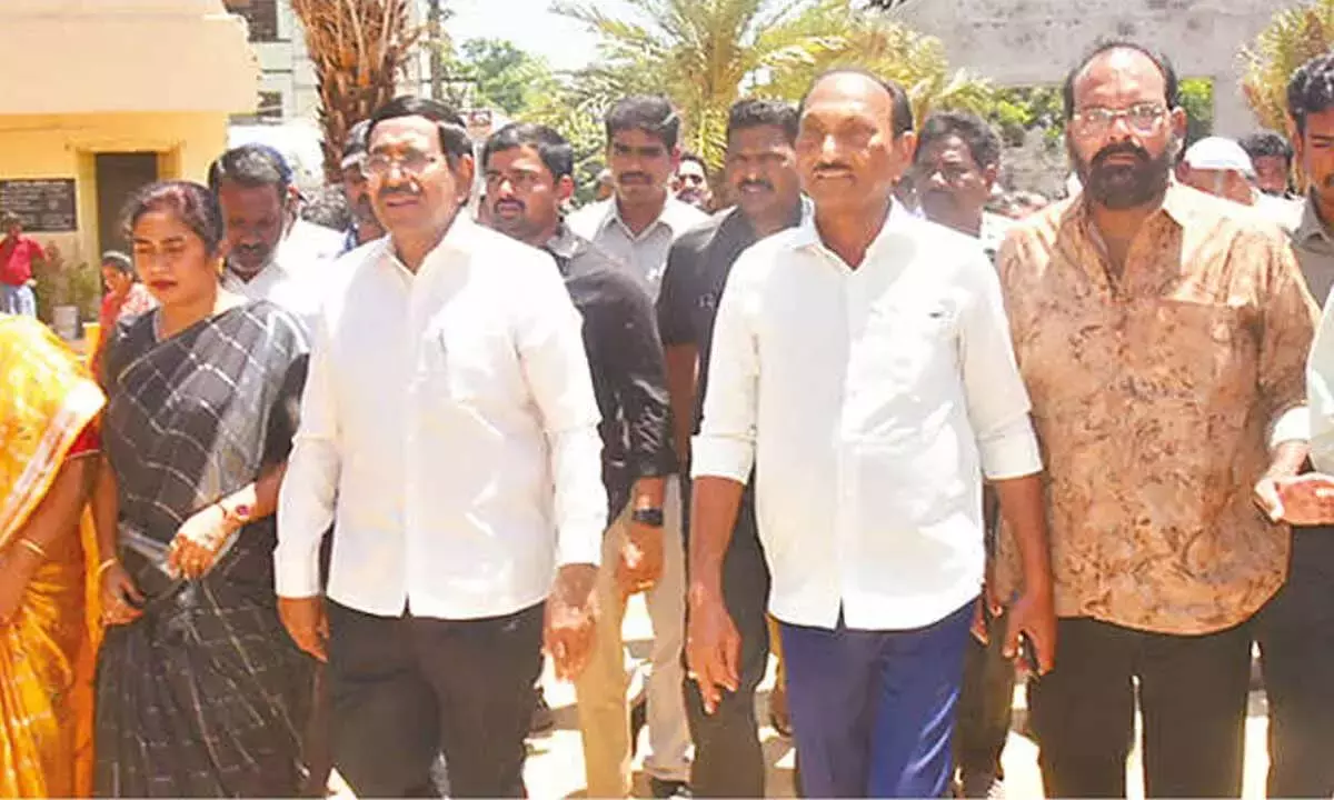 Andhra: मंत्री ने चल रहे 20 करोड़ रुपये के डीएसआर हाई स्कूल उन्नयन का निरीक्षण किया Andhra: मंत्री ने चल रहे 20 करोड़ रुपये के डीएसआर हाई स्कूल उन्नयन का निरीक्षण किया